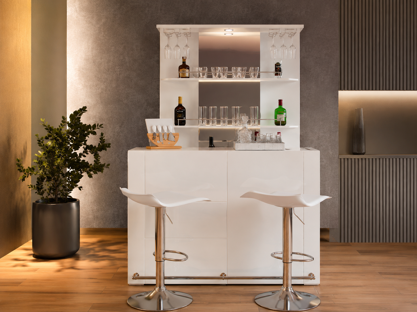 barra tipo cantina para casa con bancos, copas, botellas decorativas y sala moderna en tonos neutros.