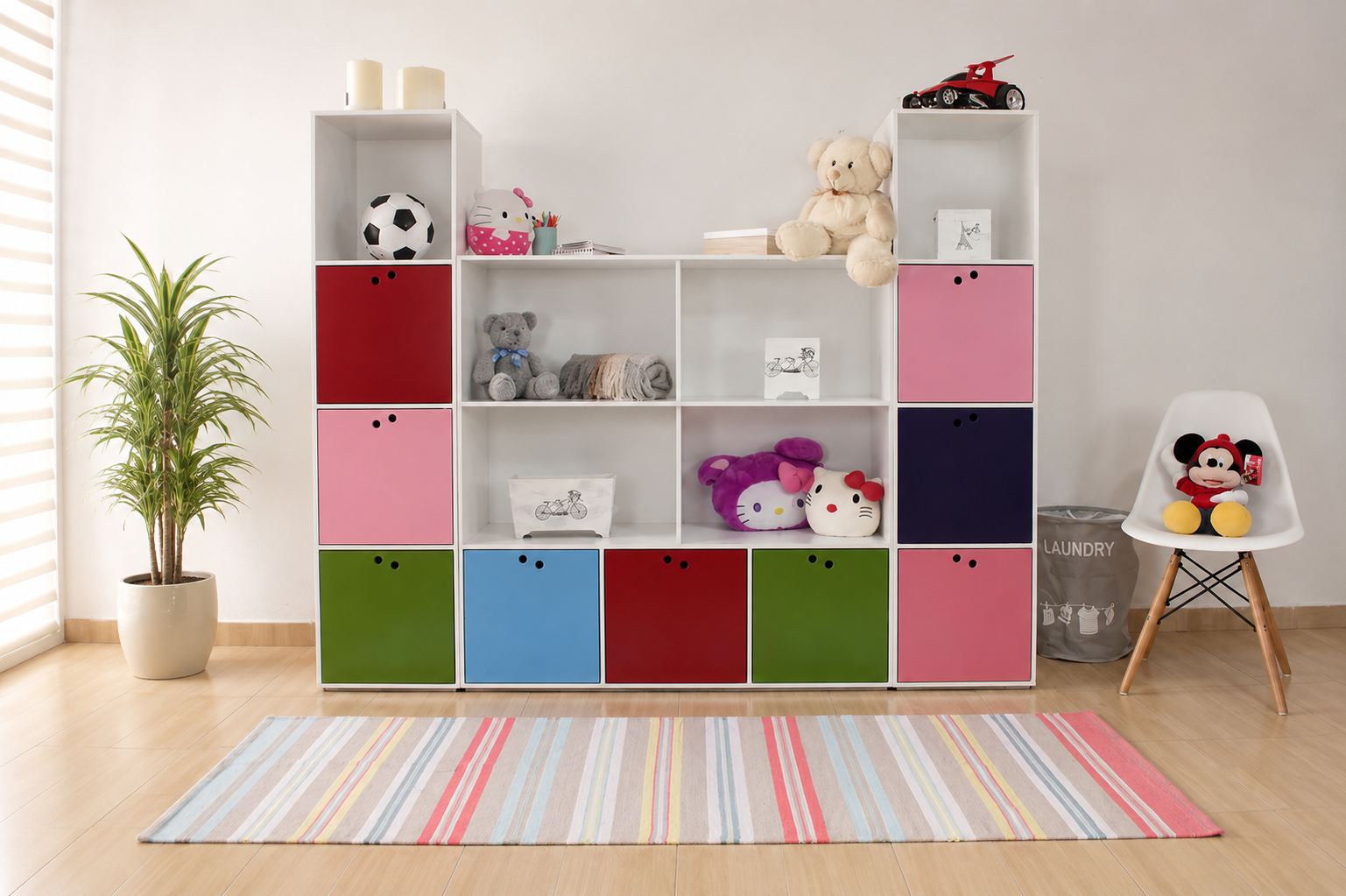 cuarto infantil moderno con cama, base con cajones, clóset, juguetes organizados, escritorio pequeño y decoración cálida.
