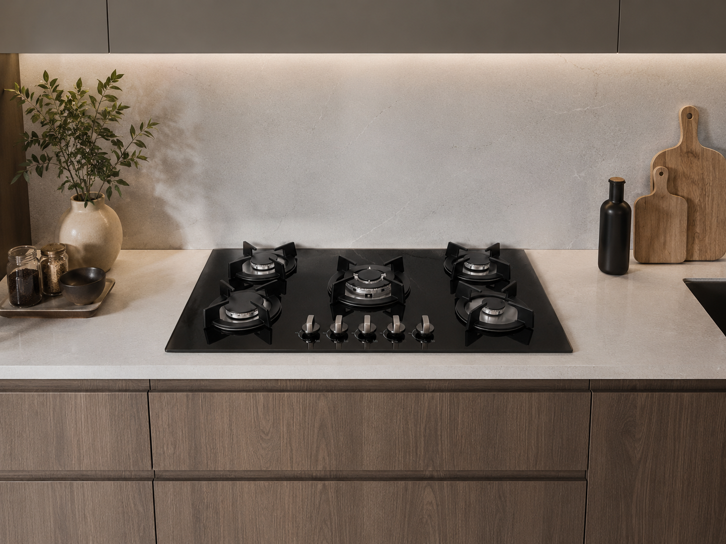 Imagen recomendada: parrilla moderna integrada en cubierta de cocina, con campana, alacenas y superficie de preparación ordenada.