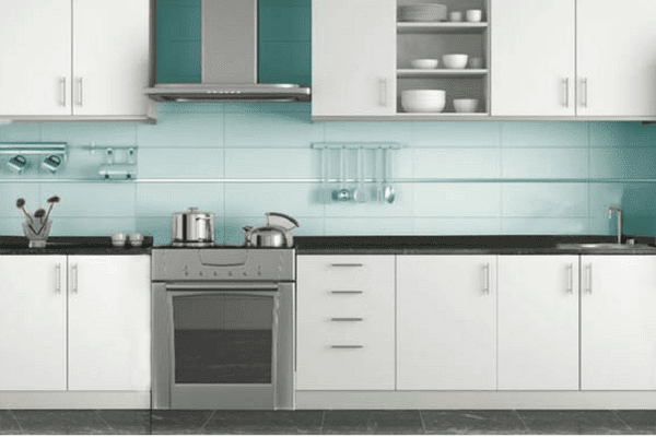 Se muestra una cocina moderna con gabinetes blancos y una distribución funcional que facilita las tareas diarias. Sus múltiples espacios de almacenamiento permiten mantener utensilios y alimentos organizados, creando un ambiente práctico y armonioso.