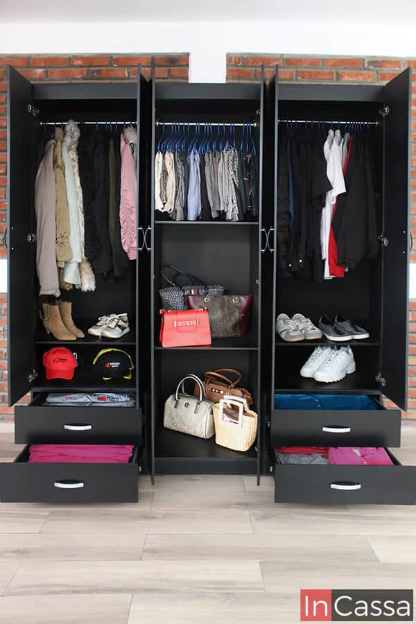 Se observa un clóset bien organizado que facilita encontrar cada prenda en segundos y aprovecha al máximo el espacio disponible. Barras, entrepaños y cajones permiten mantener ropa, calzado y accesorios perfectamente acomodados.