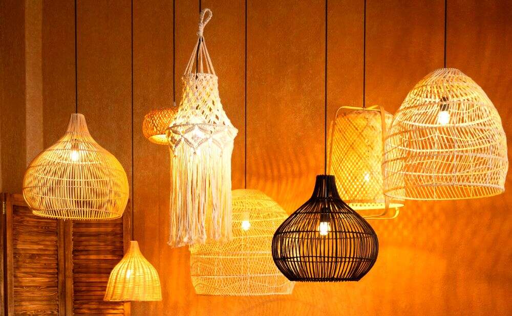 La imagen muestra una variedad de lámparas colgantes elaboradas en fibras tejidas, ideales para crear ambientes cálidos, acogedores y con un estilo natural o bohemio.
