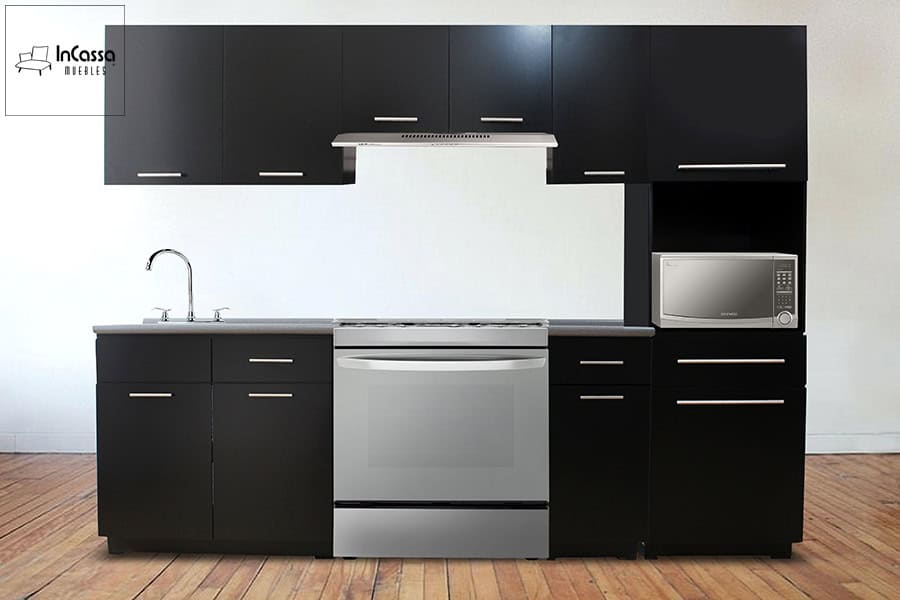 La imagen presenta la Cocina Integral ÁFRICA de 2.10m para estufa, destacando su configuración con porta microondas, que añade funcionalidad y elegancia al diseño. Fabricada en MDF Chileno color chocolate mate, combina cubiertas de formaica estilo granito de arena con herrajes metálicos de alta calidad. Los amplios compartimentos superiores e inferiores brindan óptimo almacenamiento, mientras que la disposición vertical del módulo lateral aporta equilibrio visual y aprovecha cada centímetro del espacio.