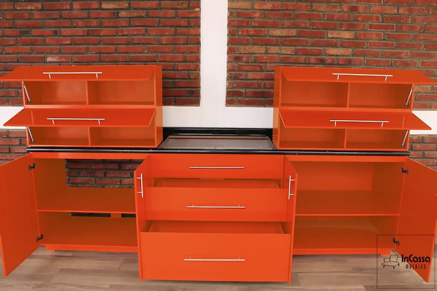 La cocina se muestra desde una vista frontal con todas sus puertas y cajones abiertos, enseñándonos sus interiores en los que destacan varios entrepaños que ayudan a formar varios compartimentos, mismos que mantienen el mismo tono naranja presente en las partes exteriores de la cocina.