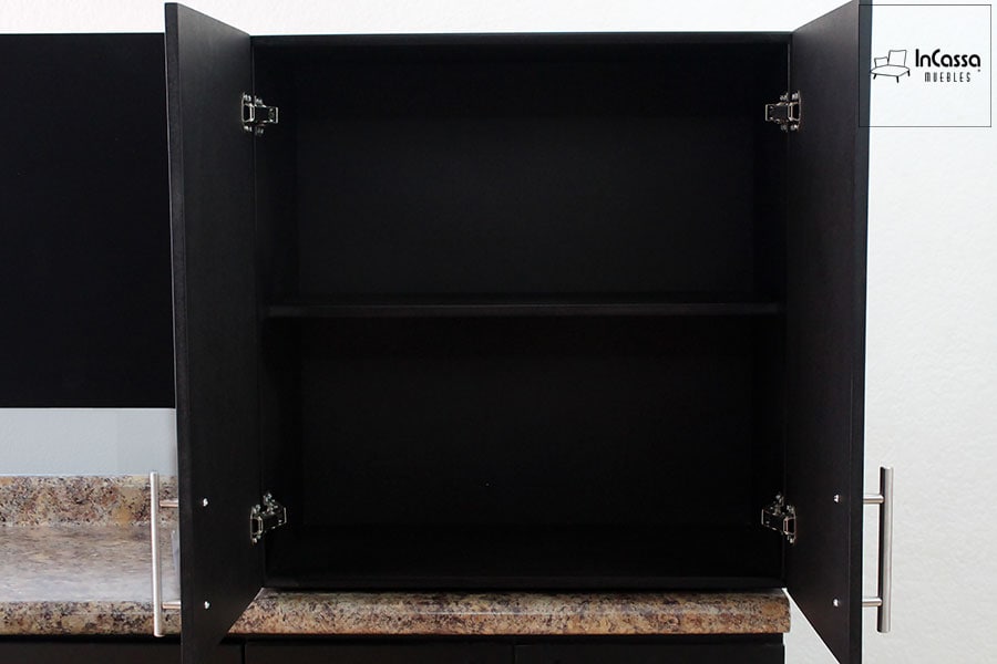 Vista del módulo superior derecho con ambas puertas abiertas, mostrando su estante interior ideal para organizar utensilios, especias o alimentos secos. El acabado chocolate aporta un toque moderno y elegante al diseño general.