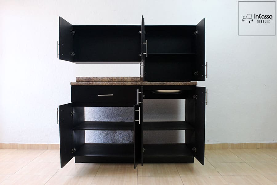 La fotografía muestra todos los módulos abiertos de la cocina integral ALMEIRA en color chocolate completo, destacando su funcionalidad interior, el amplio espacio de almacenamiento y el diseño con repisas. También se aprecia la tarja instalada y la cubierta tipo granito.