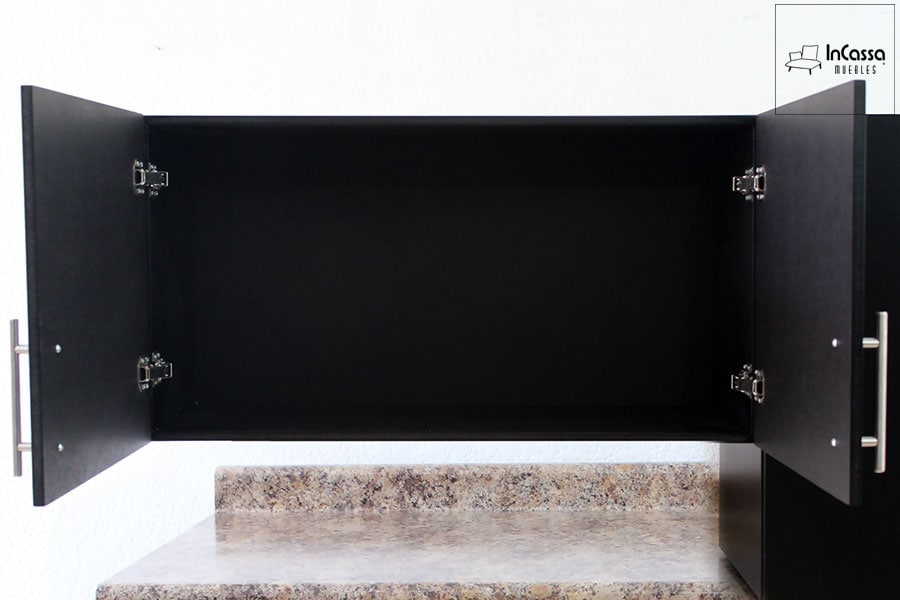 Fotografía centrada en el módulo superior de la cocina ALMEIRA, mostrando el compartimento interior amplio y sin divisiones. Las puertas están abiertas para exhibir el espacio útil y las bisagras metálicas de cierre suave, además de su acabado chocolate completo. Ideal para almacenamiento diario.