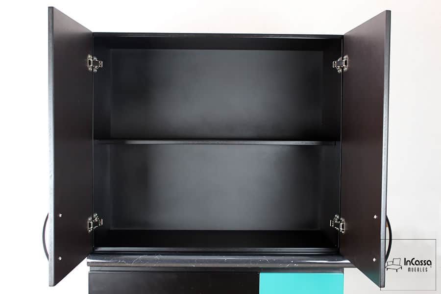Desde esta perspectiva se aprecia la Alacena superior de la Cocina integral AMSTERDAM de 2.10m para ESTUFA en color chocolate, con ambas puertas abiertas para mostrar su amplio compartimento interior dividido por un entrepaño. Su distribución facilita la organización de vajilla, despensa y utensilios, optimizando el espacio de almacenamiento.