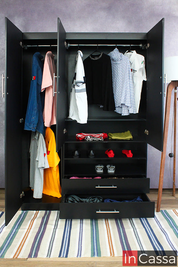 Al abrir el clóset ANGANGUEO en tono chocolate, se aprecian espacios para colgar prendas, repisas centrales y cajones inferiores. Su distribución optimiza el almacenamiento, manteniendo todo ordenado con un diseño práctico y moderno.