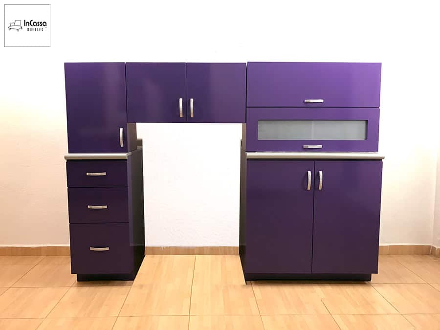 La foto muestra los cinco módulos que conforman la cocina, los cuales comparten el mismo tono morado además de las jaladeras con estilo de arco en sus puertas y cajones.
