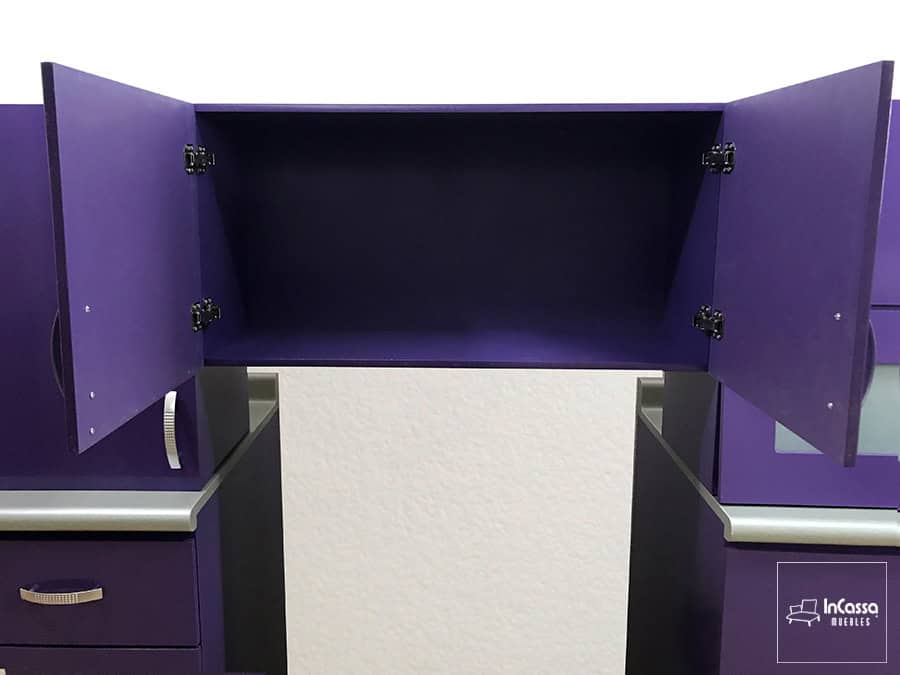 La foto se concentra en el módulo sobre campana, el cual cuenta con dos puertas y un amplio compartimento. El módulo tiene un color morado en su totalidad, al igual que el resto de los módulos.