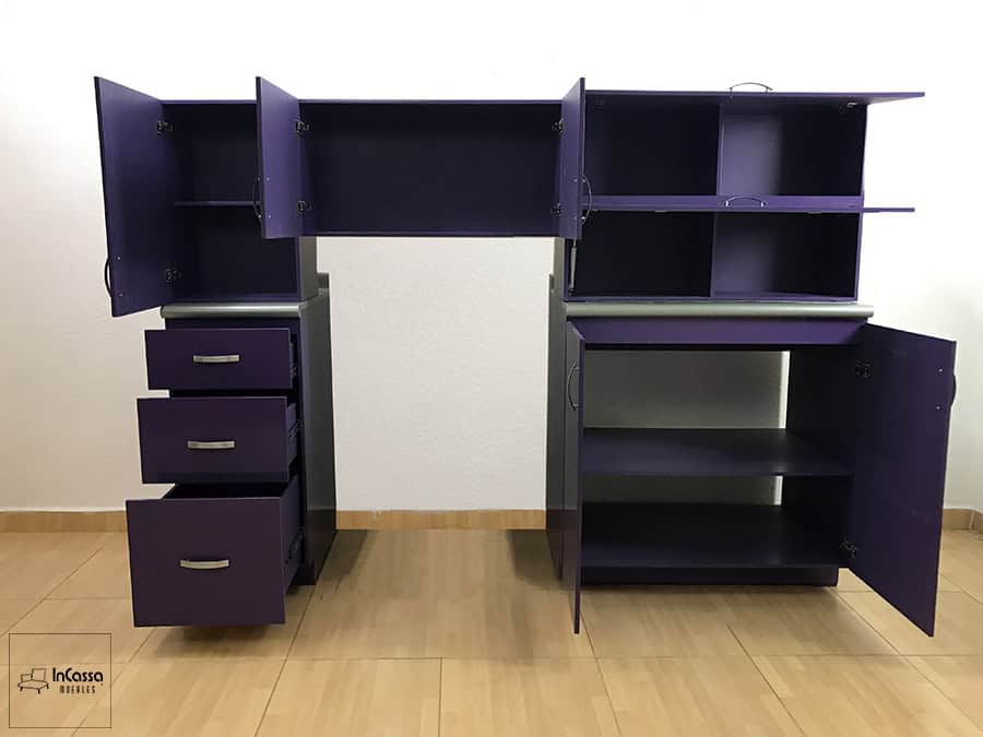 En esta imagen se presentan los módulos de la cocina con todas su puertas y cajones abiertos, dejando ver sus interiores, los cuales conservan el mismo tono morado que la estructura exterior.