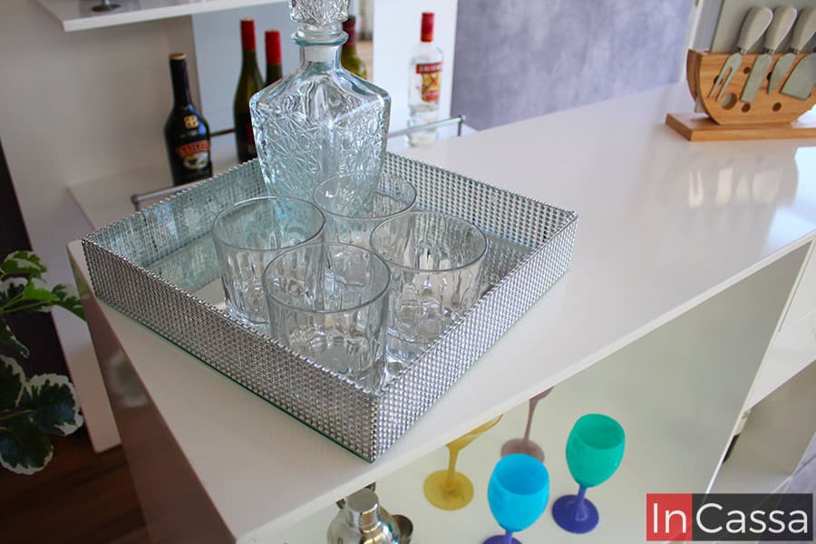 Una foto de la barra desde una toma superior, destacando su amplia cubierta en la que puede apoyarse cristalería y cualquier tipo de accesorios. La toma también permite apreciar el color blanco en acabado brillante presente en toda la cantina.