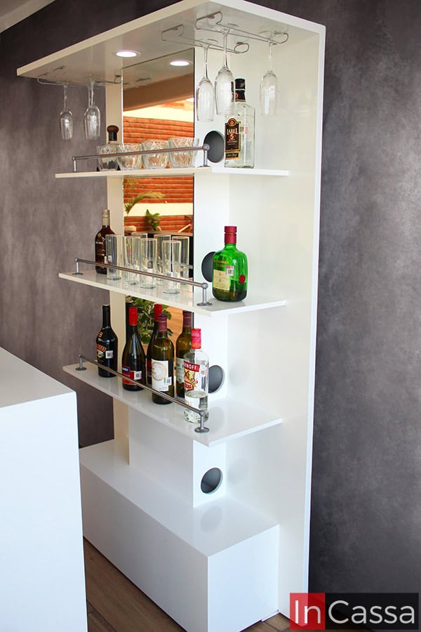 Foto del módulo trasero incluido en la cantina, el cuál es de color blanco en su totalidad, y cuenta con tres amplios estantes para almacenar bebidas y cristalería, además de un espejo alto que le da un aspecto más elegante y refinado.