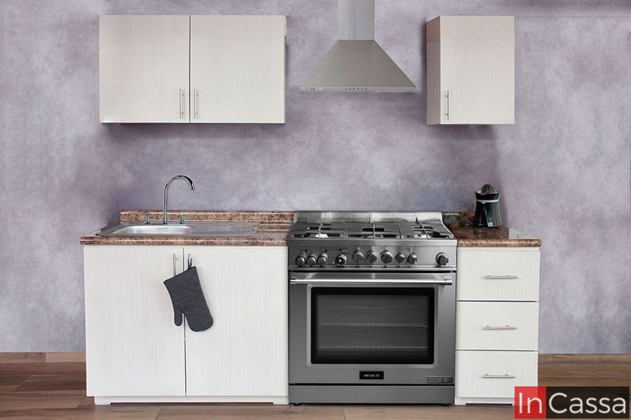 Fantástica cocina integral diseñada para estufa empotrable. Los cuatro módulos que conforman la cocina tienen un acabado paja, el cuál combina a la perfección con la cubierta de formaica en estilo cuarzo café instalada en los módulos inferiores.