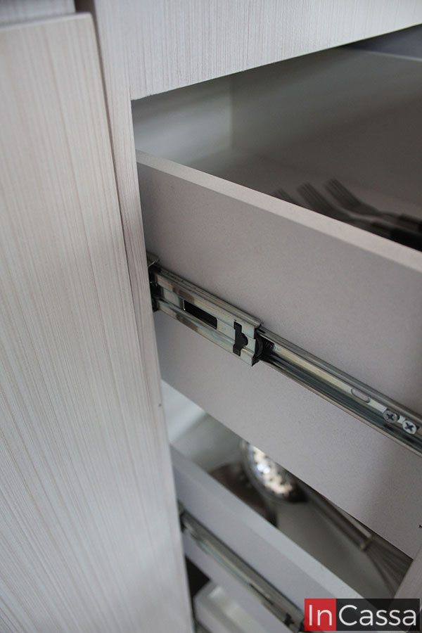 La imagen muestra los rieles metálicos integrados a cada uno de los cajones del mueble carnicero, los cuales permiten la apertura y cierre de cada uno de los compartimentos.