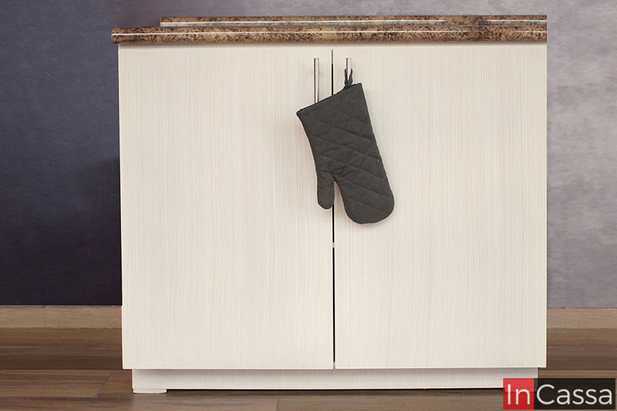 Mueble de tarja en acabado paja completo con una cubierta de formaica en estilo cuarzo café. El mueble cuenta con dos amplias puertas en las que puede observarse unas jaladeras de barra T metálicas.