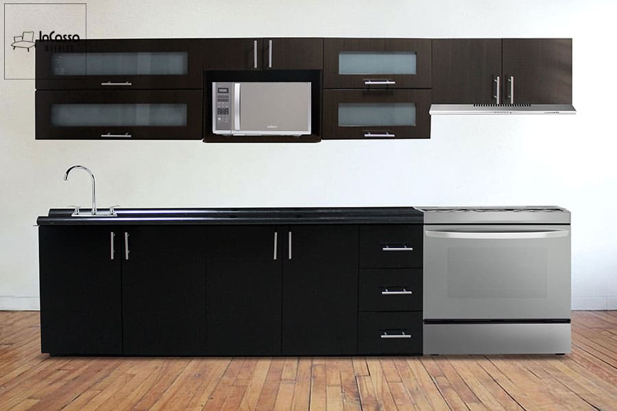 La imagen muestra una cocina integral en tono chocolate, con cubierta de formaica negra y módulos superiores con puertas de cristal esmerilado. El diseño incluye espacio para microondas y campana, ideal para una estufa de 30”.