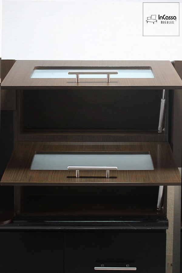 En esta imagen se aprecia el módulo superior del mueble en color chocolate, con puertas de vidrio esmerilado abiertas hacia arriba. El diseño incluye pistones neumáticos que facilitan su apertura y acceso al interior.