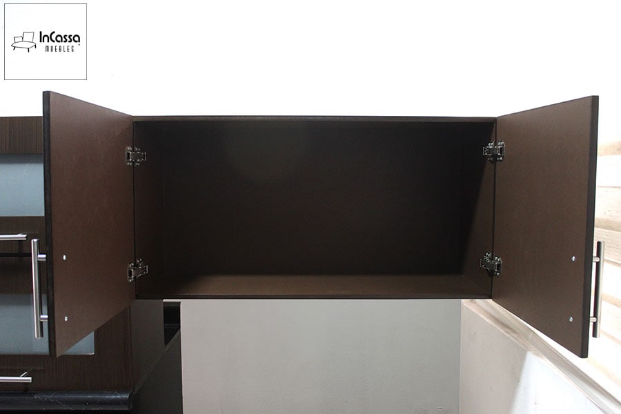 Se presenta el compartimento del mueble sobre campana en color chocolate, con puertas lisas abiertas hacia los lados. Este espacio amplio está diseñado para alojar utensilios de mayor tamaño.