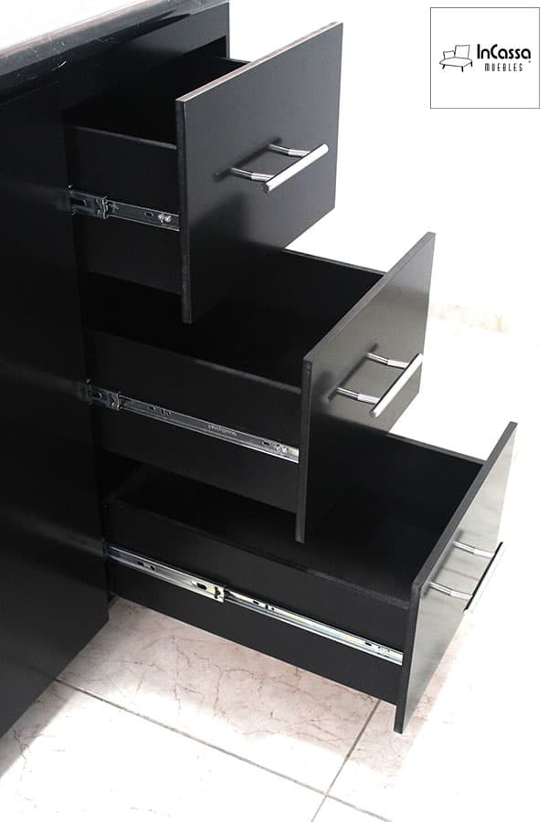 En esta toma se aprecian los cajones inferiores del mueble en color chocolate, completamente abiertos para mostrar su amplitud y funcionalidad. Están equipados con correderas metálicas de extensión que aseguran un deslizamiento suave y resistente.