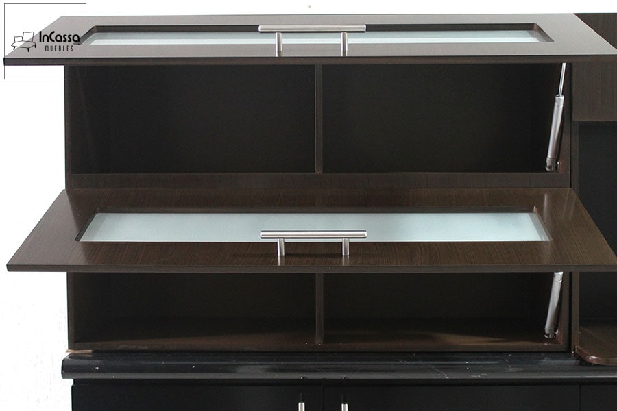 Se muestra el frente de una alacena superior en tono chocolate, con puertas abatibles de cristal esmerilado y pistones neumáticos. El interior cuenta con compartimentos amplios y accesibles para almacenamiento.