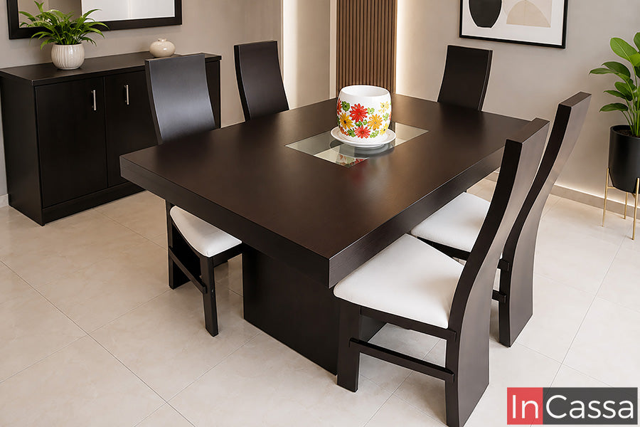 Se aprecia el Comedor Modelo AUSTRALIA para 6 personas en color chocolate con asientos tapizados en suede hueso, un diseño contemporáneo que combina líneas limpias, acabados elegantes y una estructura robusta. Su amplia cubierta incorpora un detalle central de cristal que aporta un toque distintivo y sofisticado, mientras que las sillas tapizadas brindan excelente comodidad, convirtiéndolo en una opción ideal para disfrutar reuniones familiares y momentos especiales.
