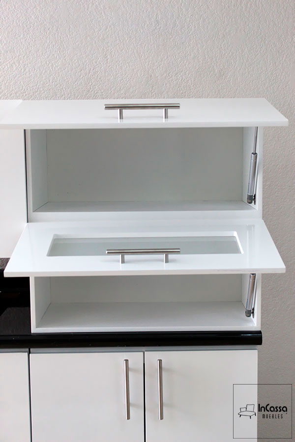 Una vista lateral del módulo superior derecho de la cocina AUSTRIA muestra dos compartimentos blancos con puertas abatibles: el inferior con cristal decorativo y jaladera metálica. El diseño incluye pistones neumáticos, ideal para una cocina moderna.