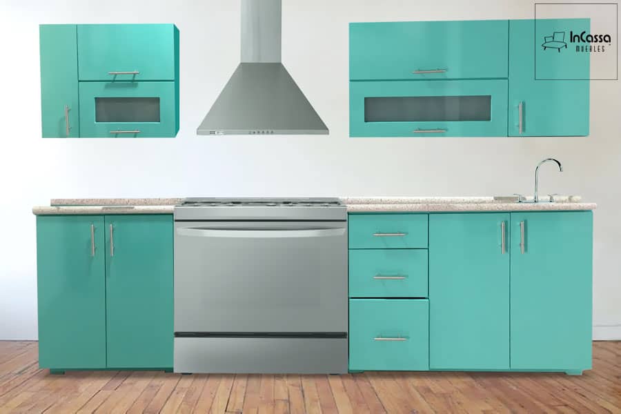 Se presenta una cocina integral, diseñada en vibrante color menta. Incluye gabinetes superiores con puertas de vidrio esmerilado, módulos inferiores y una cubierta de formaica que integra una tarja funcional y espacio para estufa.