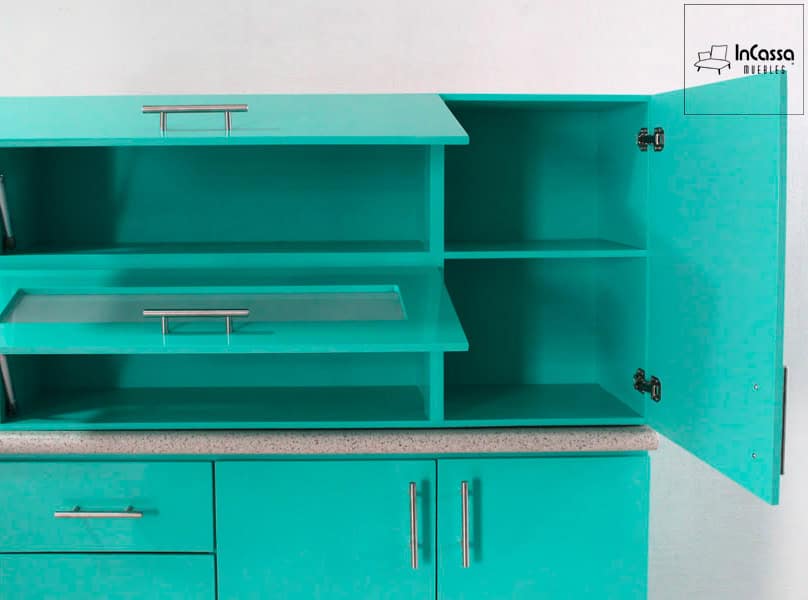 Se presenta el espacio interior de los gabinetes superiores de la cocina en color menta completo. Estos incluyen compartimentos amplios y puertas abatibles con herrajes resistentes, ideales para mantener todo organizado.