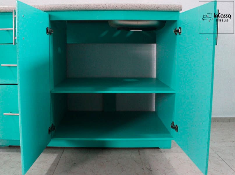 La imagen muestra el módulo bajo tarja de la cocina, diseñado en color menta completo con puertas dobles que ofrecen un amplio espacio de almacenamiento. Ideal para organizar utensilios o productos de limpieza.