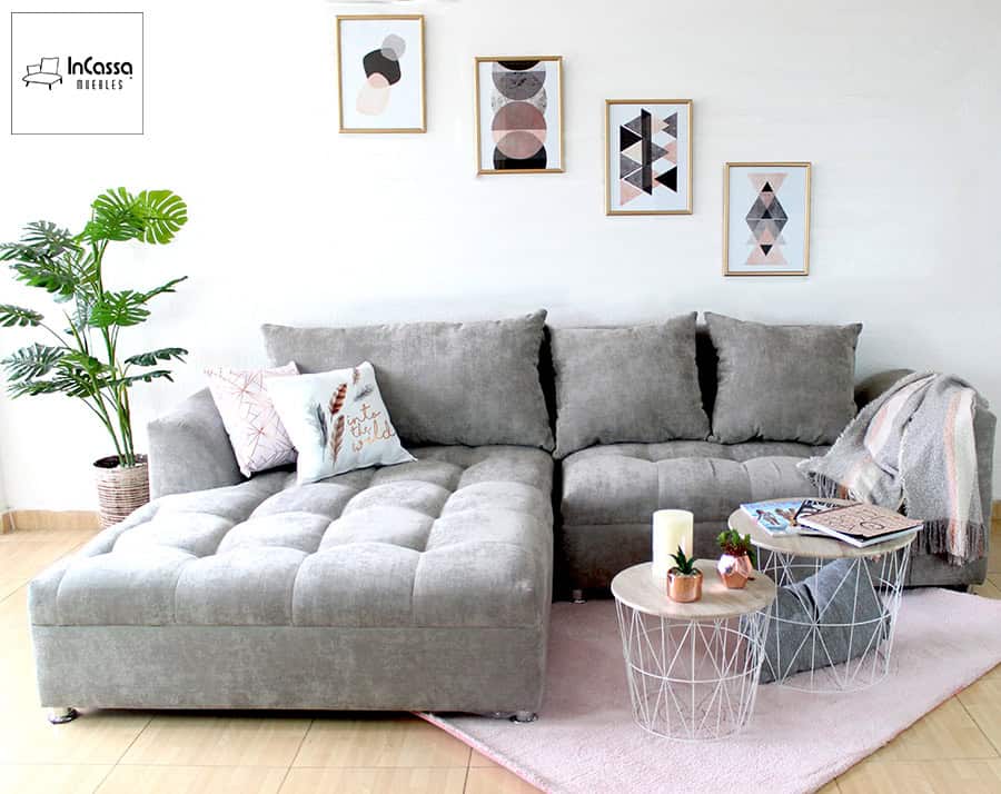 En esta imagen se aprecia la Sala Esquinera modelo BANGLADÉS en su elegante versión tapizada en suede gris perla. Su diseño incluye asientos capitonados con cojines amplios y respaldo alto, creando un espacio moderno, confortable y sofisticado.