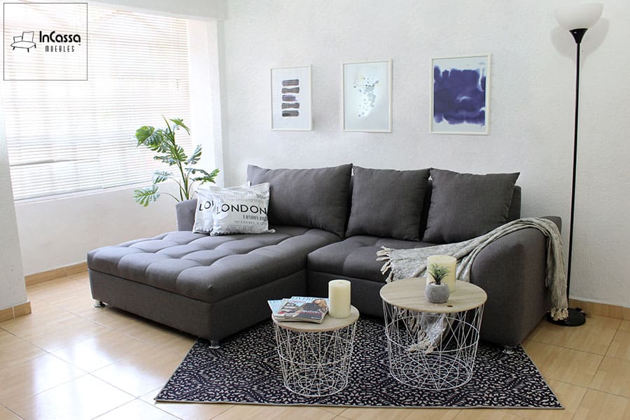 La Sala Esquinera modelo BANGLADÉS se presenta en su versión tapizada en lino gris oxford. La textura del lino resalta su diseño elegante con cojines amplios y asientos capitonados. La decoración moderna y la luz natural realzan su estilo contemporáneo y versátil.