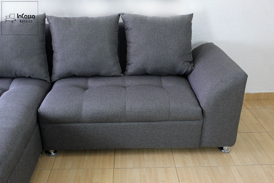 El love seat de la Sala Esquinera Bangladés resalta por su respaldo acolchado con cojines sueltos y tapizado en lino gris oxford. El capitonado del asiento aporta un estilo elegante, mientras que las patas metálicas cromadas brindan un soporte firme y moderno.