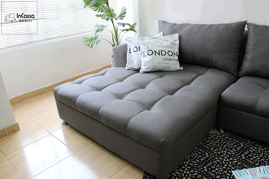 La chaise longue de la Sala Esquinera Bangladés destaca con su capitonado moderno y tapizado en lino gris oxford. Sus cojines amplios brindan comodidad, mientras que los detalles en patas metálicas elevan su estilo contemporáneo ideal para un ambiente acogedor.