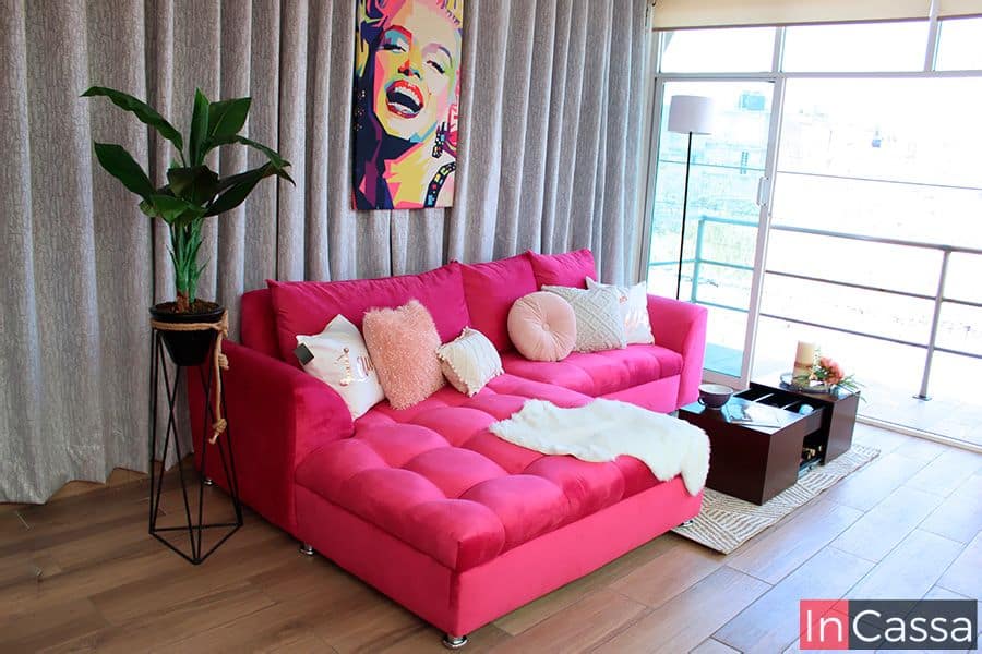 La Sala Esquinera Bangladés destaca en esta versión con un vibrante tapizado en suede fucsia, que ilumina el espacio con un estilo moderno y atrevido. Sus cojines amplios y el capitonado profundo en asientos realzan la comodidad, mientras que sus patas metálicas cromadas aportan un toque contemporáneo.