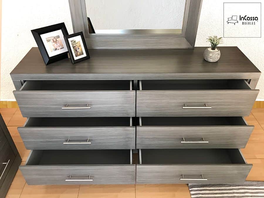 En la imagen se aprecia el tocador modelo Barcelona en color gris cenizo oscuro, con sus seis cajones abiertos. Su distribución simétrica y jaladeras metálicas ofrecen gran capacidad de almacenamiento con un diseño moderno y elegante.