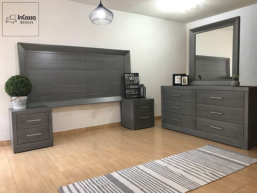 Se presenta el juego de recámara Barcelona en color gris cenizo oscuro, compuesto por cabecera amplia, dos burós con jaladeras metálicas y un tocador con seis cajones. Su diseño sobrio y uniforme aporta equilibrio visual al espacio.
