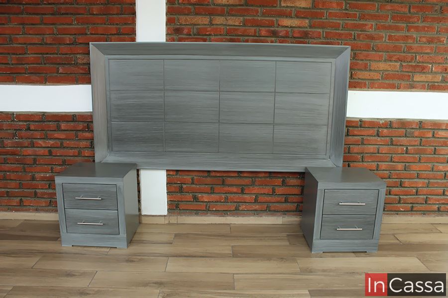 En esta imagen se aprecia la cabecera del modelo Barcelona en acabado gris cenizo oscuro, acompañada por dos burós del mismo tono. El diseño rectangular con líneas horizontales aporta un estilo moderno y elegante ideal para recámaras contemporáneas.