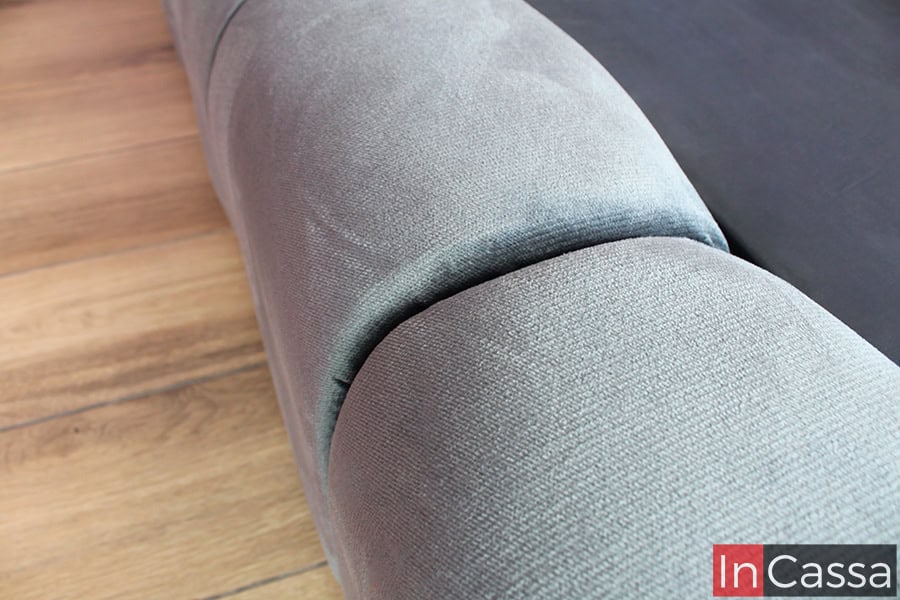 En esta imagen se puede apreciar el acabado del acolchado suave en los bordes de la base, mostrando la alta calidad del tapizado en suede gris oxford que asegura comodidad y durabilidad a largo plazo.