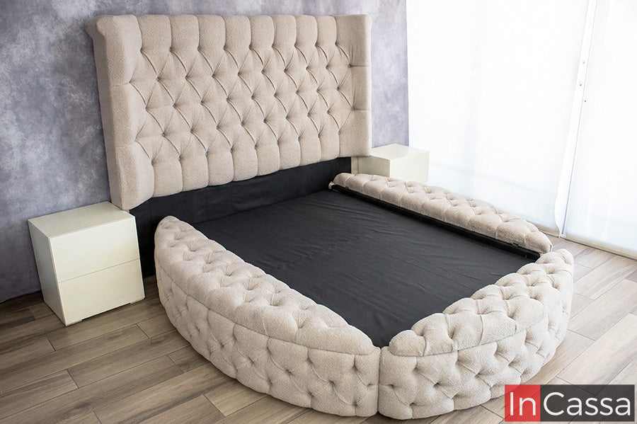 En esta vista general, la base LIVINGSTONE en suede rosa palo luce su diseño redondo capitoné con cabecera a juego; su forma envolvente y textura suave crean un ambiente elegante, acogedor y lleno de estilo.