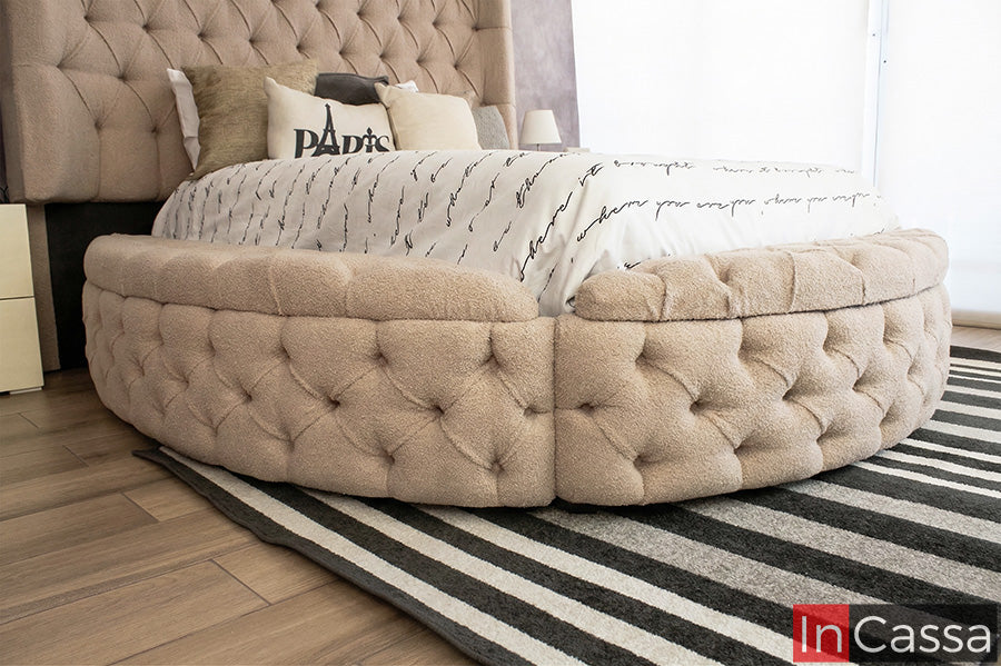 Desde este ángulo lateral, la base LIVINGSTONE en suede rosa palo resalta su capitonado profundo y diseño redondo envolvente; su textura suave aporta calidez, mientras el acabado acolchado crea una estética elegante y acogedora.