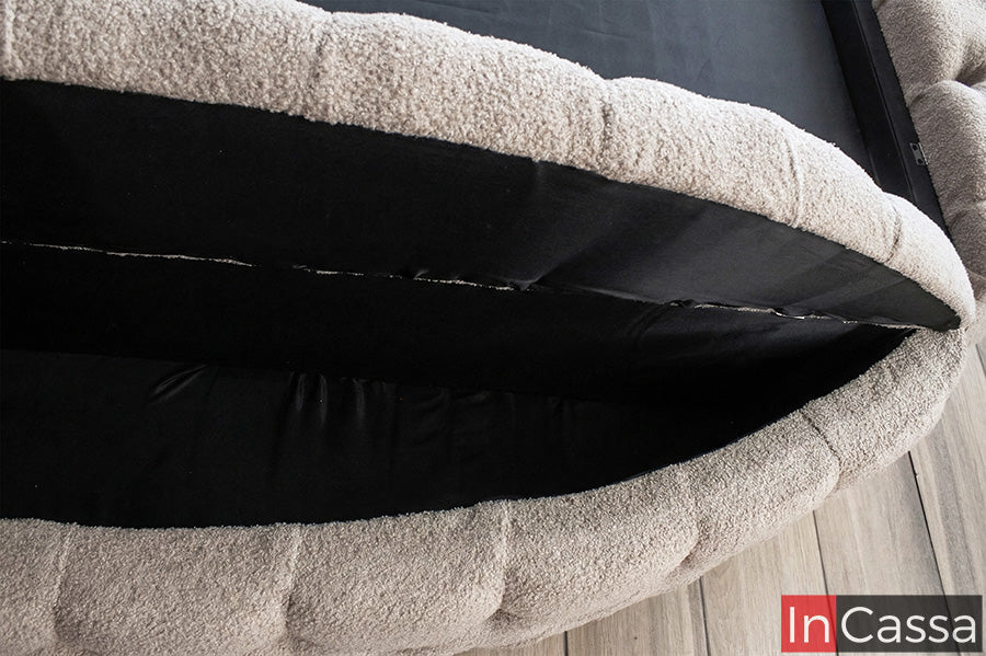 Desde esta toma superior, se aprecia el interior del baúl con apertura funcional; el tapizado en suede rosa palo aporta suavidad y elegancia, mientras el acabado interno en negro crea contraste y brinda practicidad para organizar.