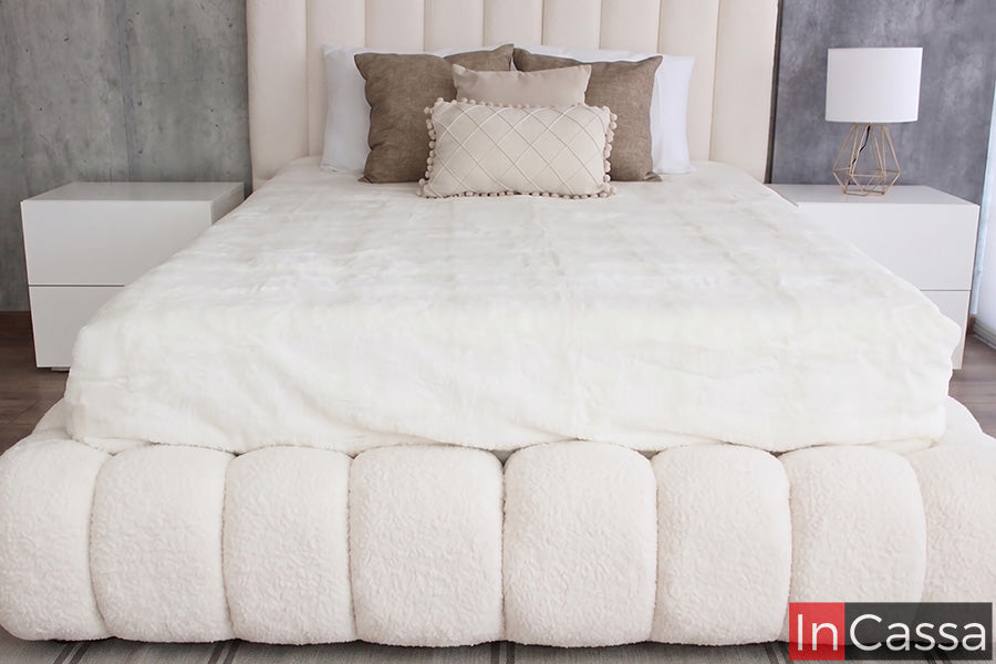 En esta fotografía se aprecia la Base de Cama Viral Estilo Pinterest modelo SEDONA tapizada en suede hueso, con un diseño acolchado de formas orgánicas que transmite calidez, sofisticación y una estética moderna inspirada en tendencias decorativas premium.