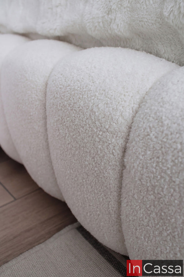 La fotografía destaca el tapizado de la Base de Cama Viral Estilo Pinterest modelo SEDONA en suede hueso, con textura tipo borreguito y diseño acolchado curvo que aporta una sensación cálida, sofisticada y visualmente irresistible.