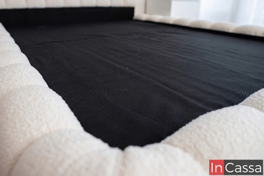 Una toma cercana de la Base de Cama Viral Estilo Pinterest modelo SEDONA muestra su superficie interior con tela antiderrapante negra, diseñada para brindar mayor estabilidad al colchón mientras conserva una apariencia elegante y limpia.