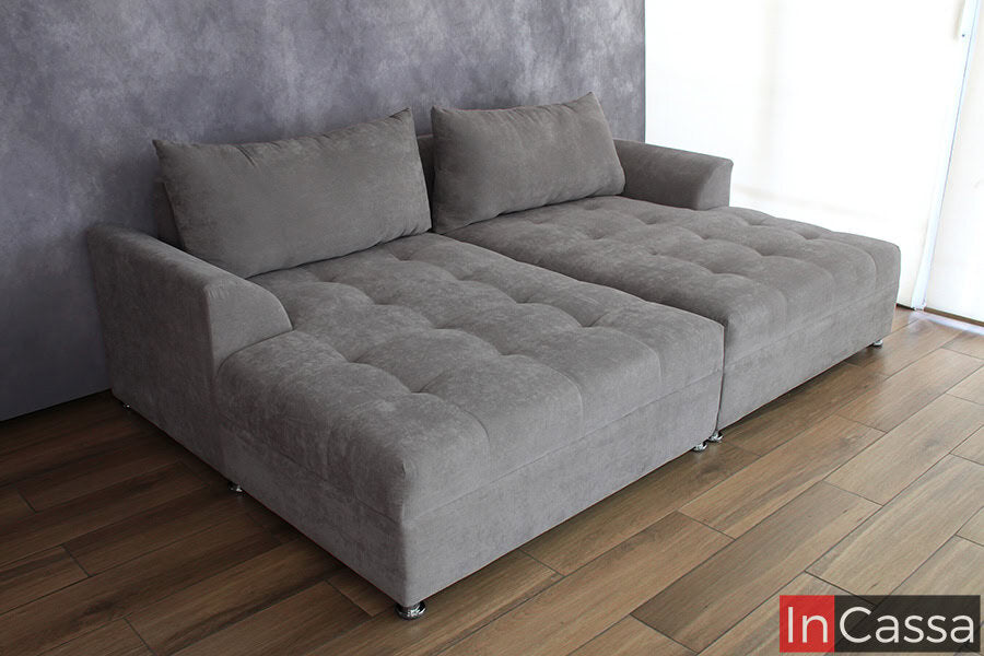 Vista completa de la sala en tapiz suede gris perla sin decoración. Su estilo minimalista y las dimensiones generosas lo hacen ideal para cualquier sala que busque un diseño limpio y acogedor.