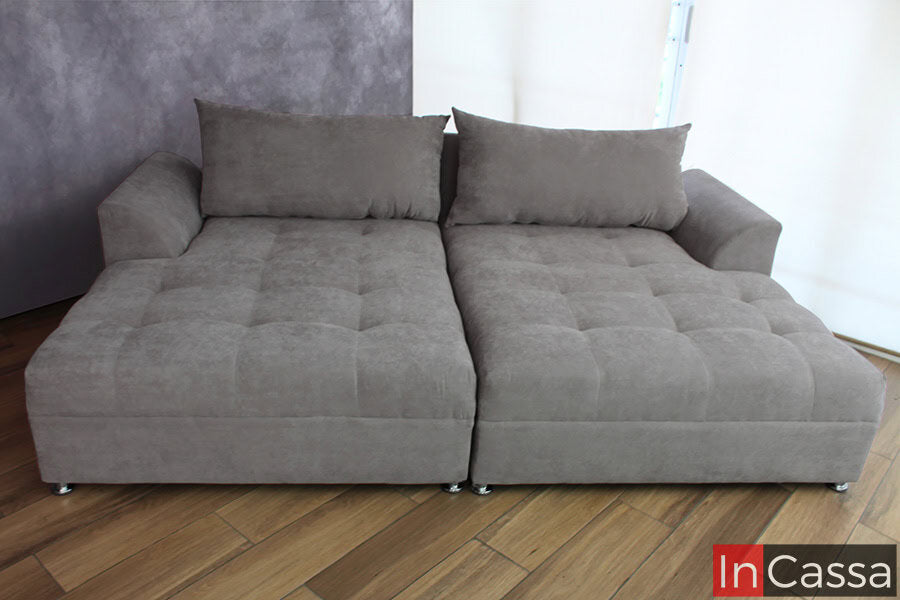 Esta sala seccional de dos plazas, con tapizado en suede gris perla y diseño capitonado, ofrece confort y estilo. Sus cojines amplios y patas metálicas cromadas complementan su estética moderna y minimalista.