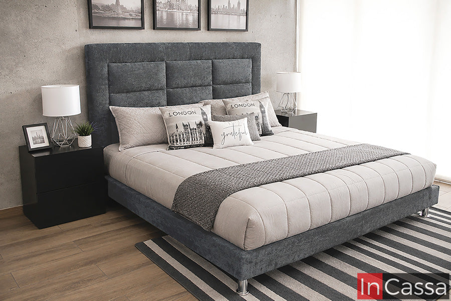 Recámara moderna tapizada en suede gris Oxford Modelo BIEL, integrada por una amplia cabecera acolchada con diseño geométrico y base tapizada a juego. Los burós en color chocolate complementan el diseño y crean un contraste elegante con el acabado gris de la recámara.