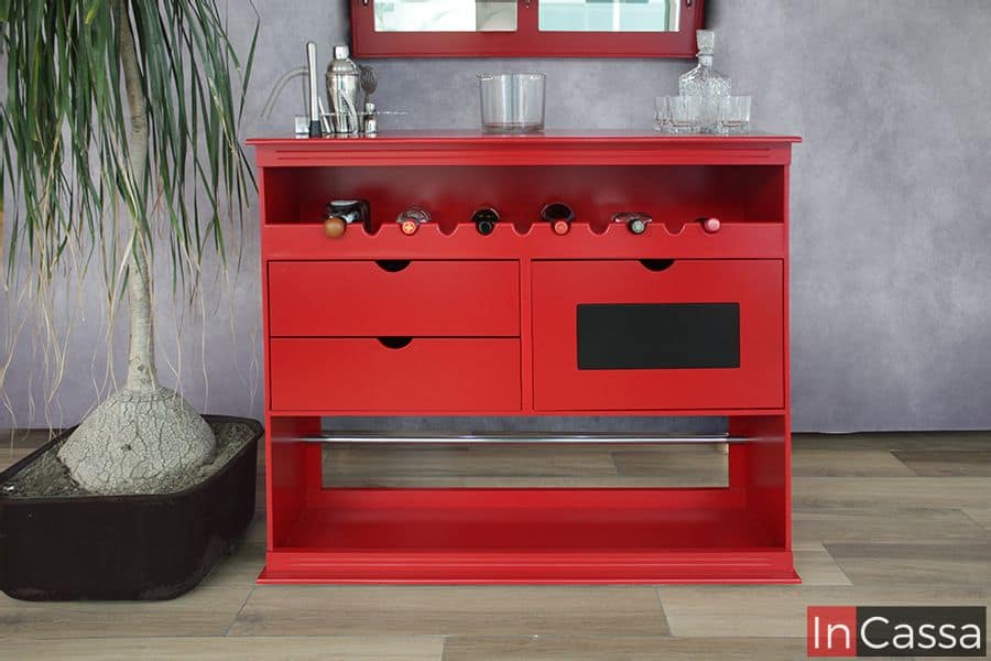 La fotografía muestra la parte trasera de la cantina Bonn en color rojo vivo, equipada con cava para botellas, cajones de almacenamiento y detalles en negro. El diseño combina organización práctica con un estilo moderno y elegante.